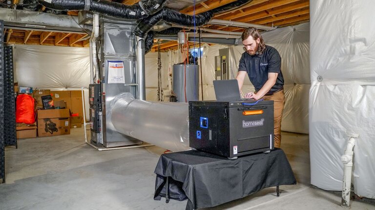 Helles Leimholzpaneel mit deutlich sichtbarer vertikaler Maserung.